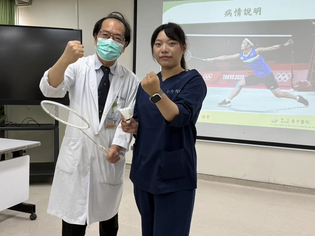 衛生福利部臺中醫院骨科醫師暨高壓氧中心黃敏旭主任（左）與開刀房陳姓護理師（右）提醒大家，出現運動傷害應立即就醫。（圖／臺中醫院）