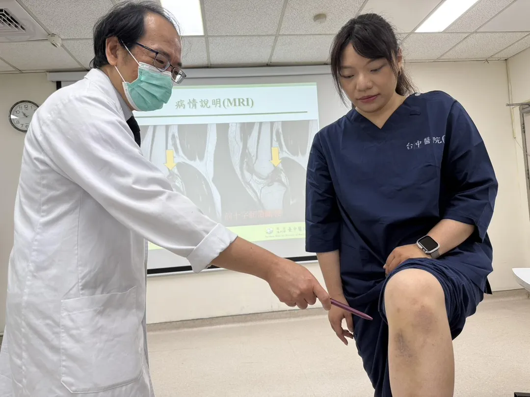 黃敏旭主任指著陳姓護理師左前十字韌帶斷裂的位置，說明「微創關節鏡重建手術合併高壓氧治療」經過。（圖／臺中醫院）