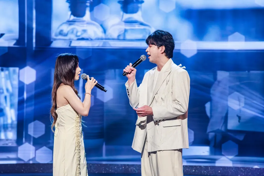 杜忻恬(左)、李子森(右)演唱〈最後的酒杯〉向陳盈潔致敬。(圖/中視提供)