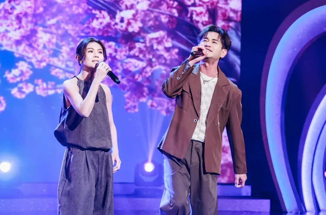 朱海君(左)、吳俊宏(右)演唱〈雲中月〉。(圖/中視提供)