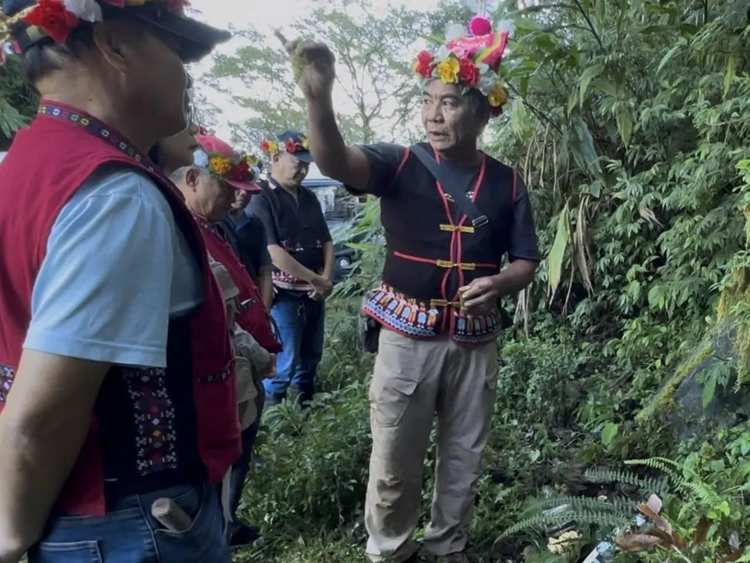 利嘉部落祭師吳金朗於黑熊野放前帶領台東分署人員及族人向祖靈祈福。(圖/林保署台東分署提供)