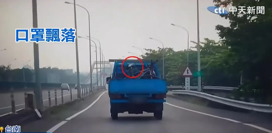 杜男駕駛小貨車行經台86線匝道,車斗腳踏車口罩不慎飛落遭檢舉。(圖/中天新聞)