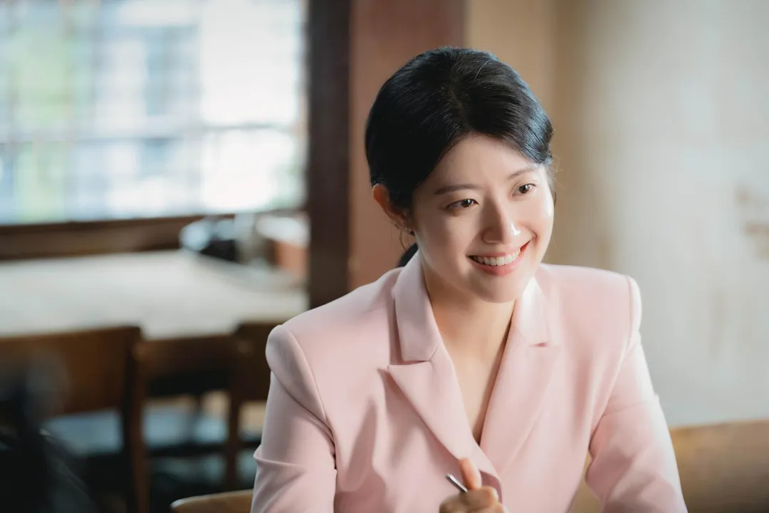 南志鉉飾演性格保守的行銷公司職員。(圖/Studio Genie | Gleline | HBO Max 提供)