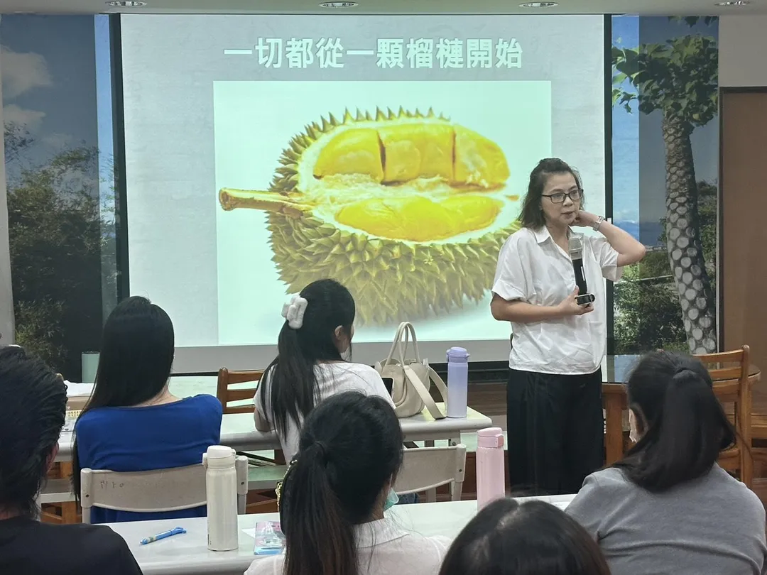 講師王麗蘭與新住民分享「榴槤哲學」的觀念