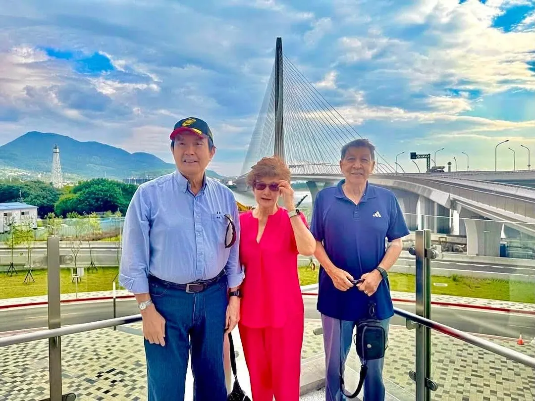 前總統馬英九與三姊趙馬冰如及姊夫8日遊覽淡江大橋。（圖／翻攝「王以文」臉書）