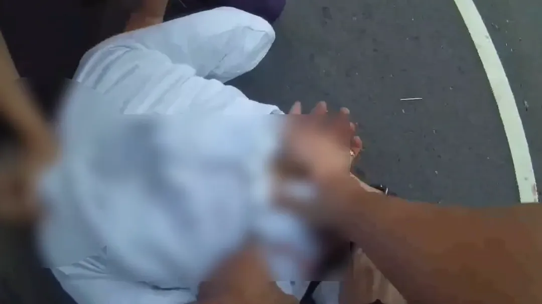 情侶街頭爆口角竟持斧攻擊！女子手臂、膝蓋受傷　男涉殺人未遂、毒駕遭逮。（圖／翻攝畫面）