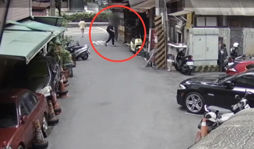 男子潛入牛肉麵店行竊。(圖/翻攝畫面)