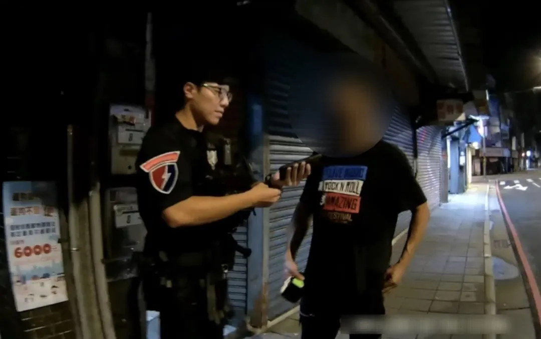 男子形跡可疑遭警方盤查意外破獲竊案。（圖／翻攝畫面）