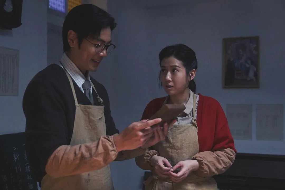 方志友(右)在《再見1987》飾演單親媽媽。(圖/公視台語台提供)