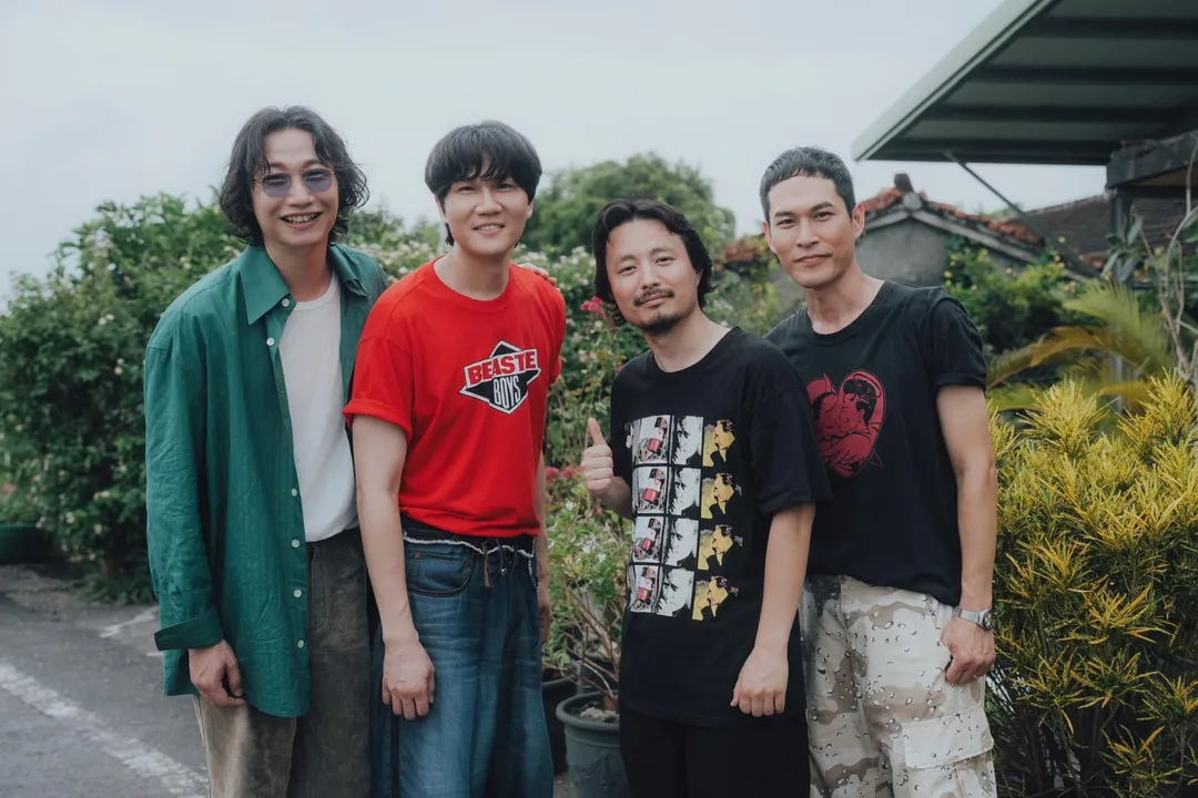 〈Dear You〉MV邀請曾榮獲金曲獎最佳音樂錄影帶獎的日本導演Pennacky(左三)執導。(圖/相信音樂 提供)