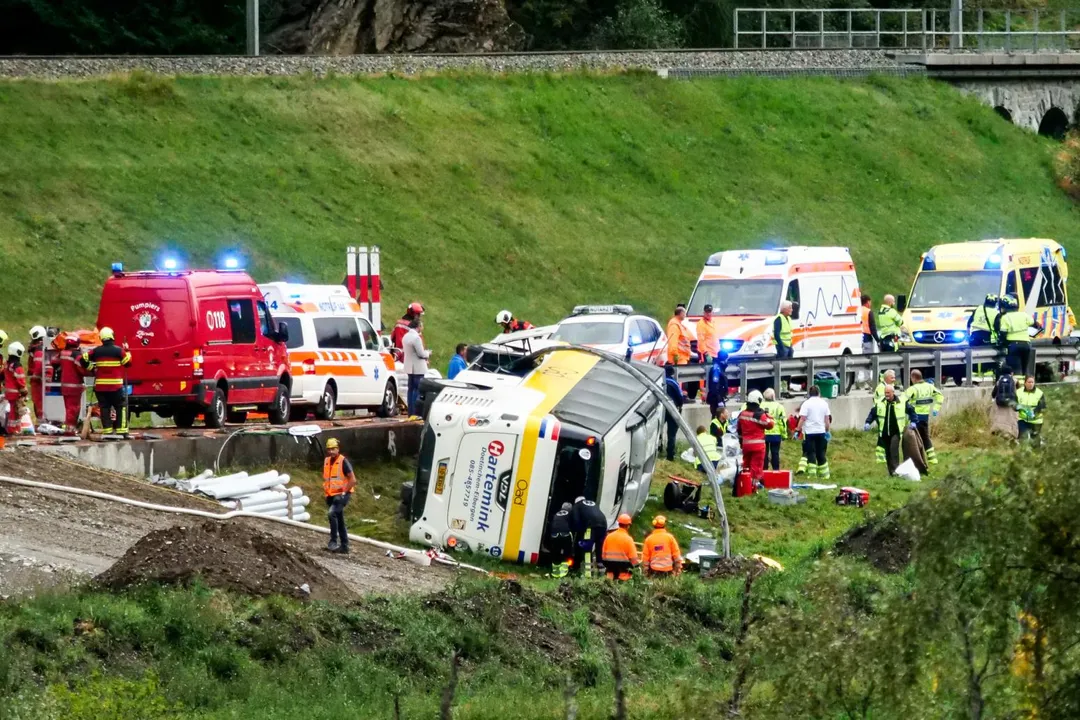 遊覽車翻覆車禍,造成多人死亡。(圖/美聯社)
