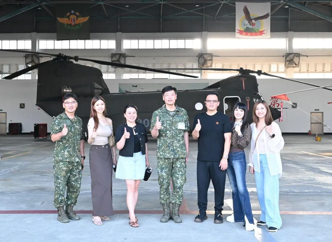 星凱國際有限公司董事長翁敏傑日前率公司重要幹部前往陸軍飛訓部實施敬軍慰問,並致贈慰勞金。(圖/陸軍飛訓部提供)