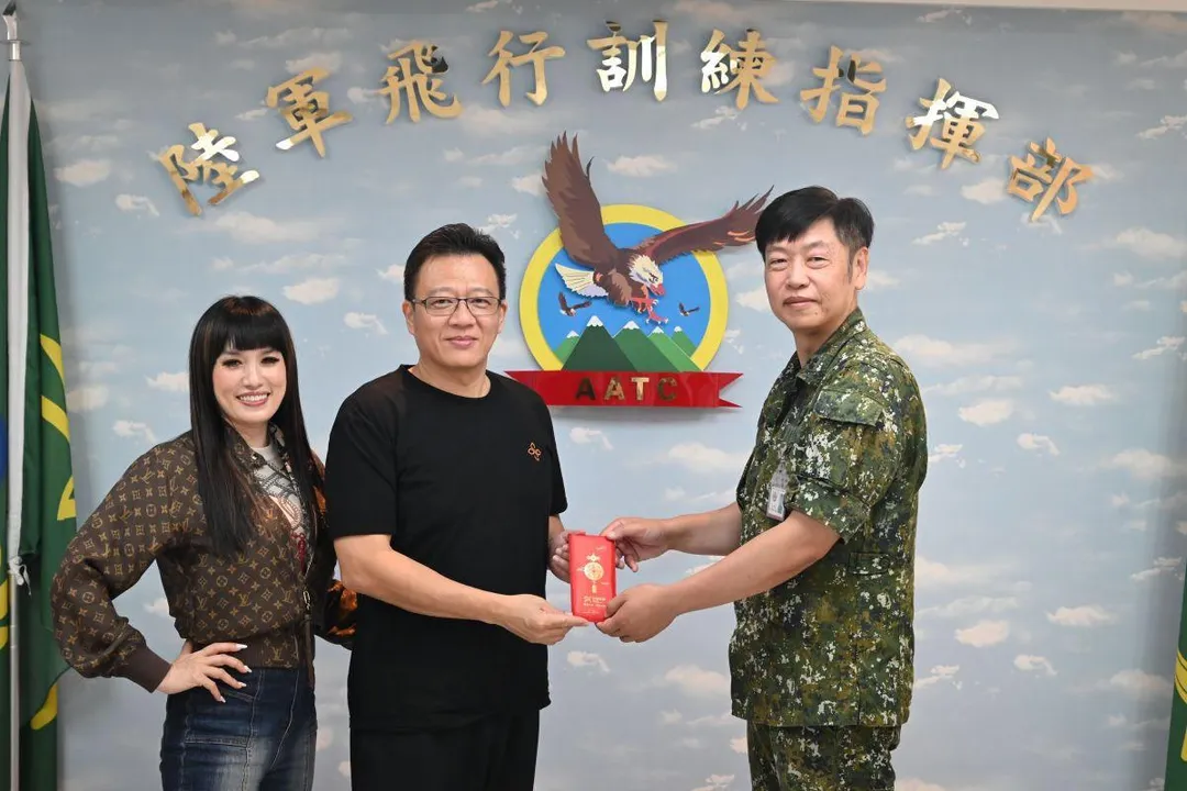 星凱國際有限公司董事長翁敏傑日前率公司重要幹部前往陸軍飛訓部實施敬軍慰問,並致贈慰勞金。(圖/陸軍飛訓部提供)