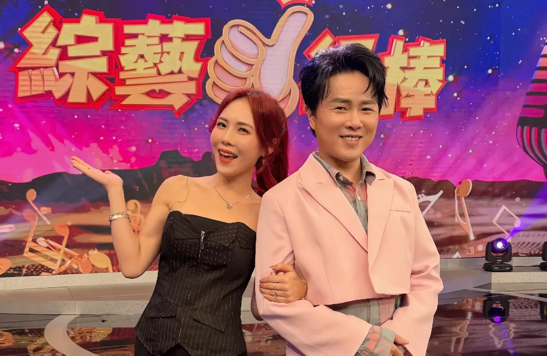 歌手吳申梅（左）新歌〈拍噗仔〉近期意外紅到演藝圈，就連好友陳孟賢（右）也被洗腦。（圖／喜上梅梢娛樂 提供）