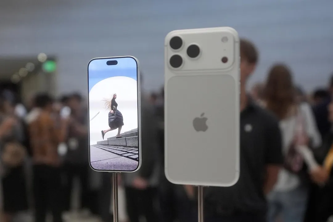 許多 iPhone 用戶習慣將背景 App 上滑關閉以求省電,但蘋果官方澄清此舉毫無必要。(資料示意照/美聯社)