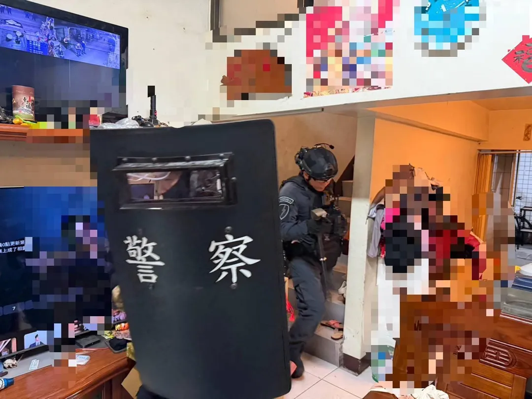 魏男疑因家庭糾紛情緒失控,將女友留在屋內並揚言引爆瓦斯。(圖/警方提供)