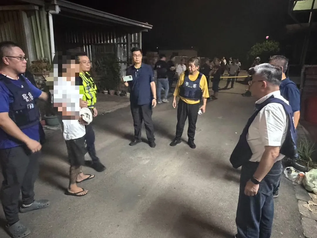 警方與魏男對峙近3小時,晚間11時許成功救出女友並制伏男子。(圖/警方提供)