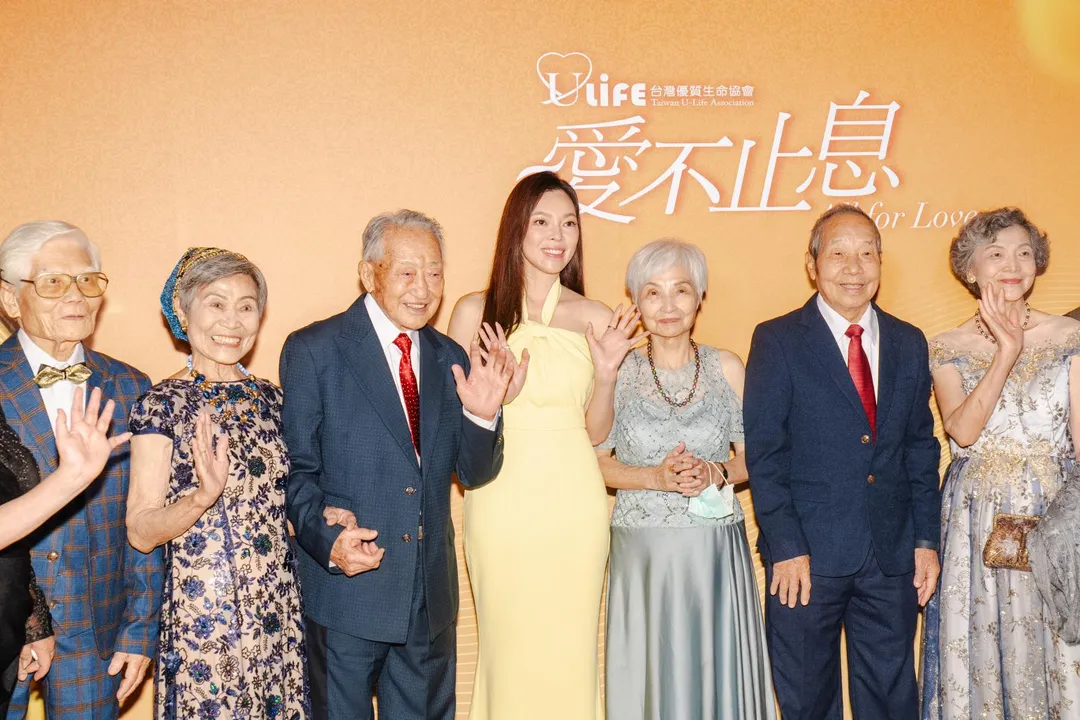 曾馨瑩(左四)12日在郭台銘捲女球友風波後首度在台公開露面。(圖/ 台灣優質生命協會 提供)
