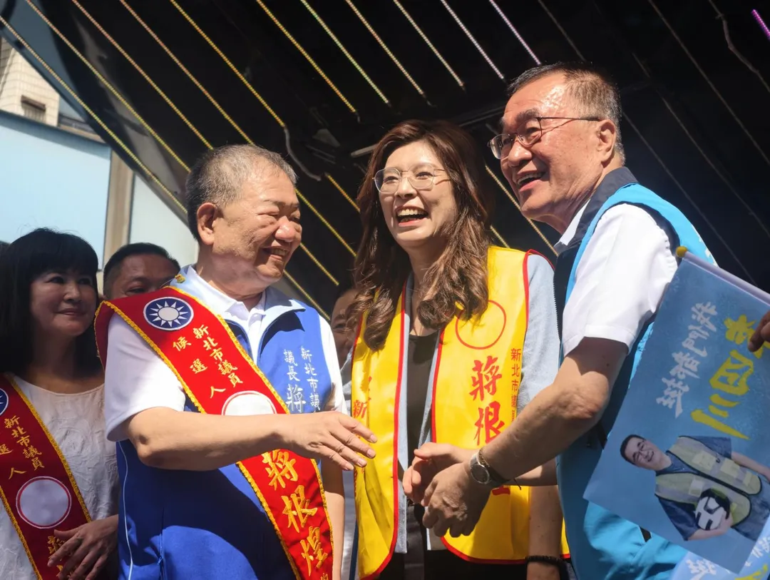 國民黨主席鄭麗文（中）強調年底選舉要大贏，且一路贏到2028大選。（圖／國民黨提供）