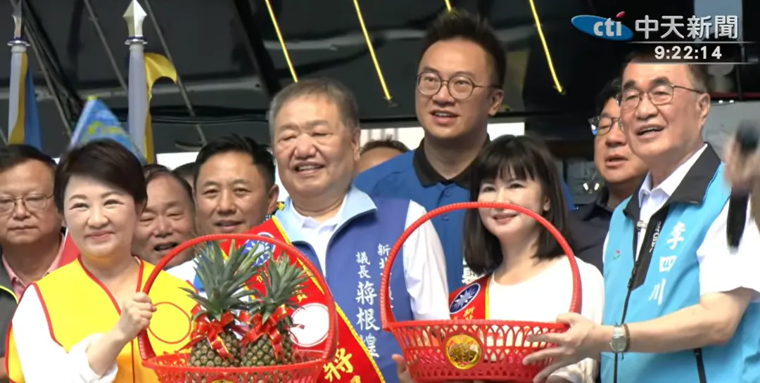 台中市長盧秀燕12日北上出席新北市議長蔣根煌競選總部成立大會，致詞以同台的新北市長侯友宜、國民黨新北市長參選人李四川三人姓氏玩起諧音哏，高喊「李盧侯」。（圖／中天新聞）
