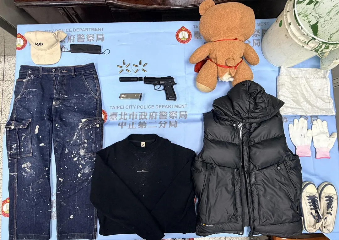 易姓女子今日稍早被戒護帶回分局時，已完全沒有開槍時的狠辣神情。疑似因意識到將面臨嚴苛的法律制裁，她全程低頭發抖、雙手不斷顫抖搓弄，甚至在步行上樓梯時一度腿軟踉蹌、險些跌倒，最後在員警扶持下才得以進入警局。（圖／翻攝畫面）