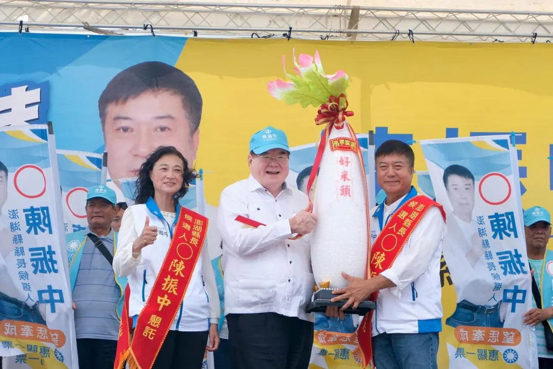 國民黨澎湖縣長參選人陳振中競選總部12日成立,國民黨副主席李乾龍致贈好彩頭。(圖/翻攝陳振中臉書)