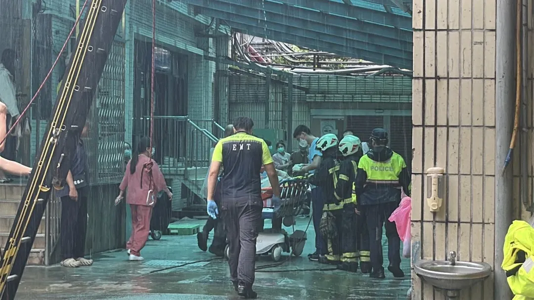 病患墜樓消防救護人員到場搶救。（圖／翻攝畫面）