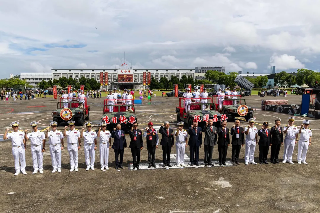 海軍陸戰隊在桃園舉辦隊慶活動,背景可見雄風二型反艦飛彈發射車、M109突擊艇等裝備展示。(圖/軍聞社)