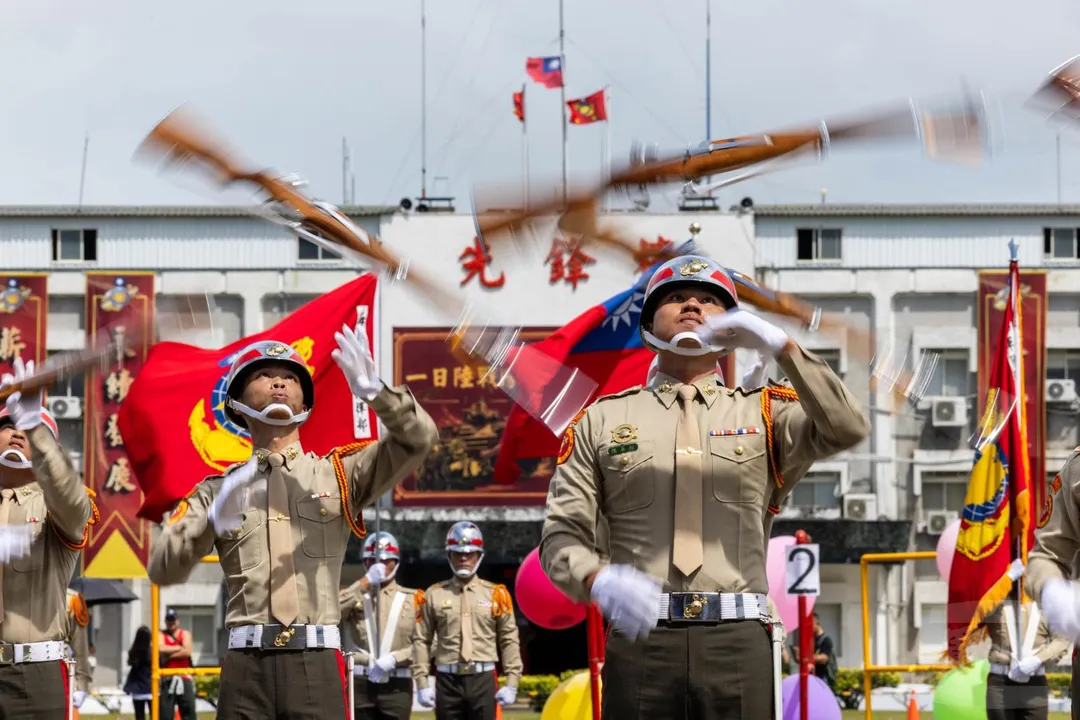 海軍陸戰隊儀隊操槍表演。(圖/軍聞社)