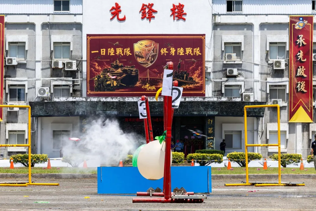 攻擊型無人機擊中氣球目標。(圖/軍聞社)