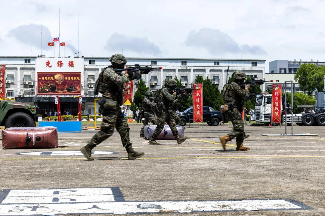 海軍陸戰隊第66旅的無人機暨步兵班操演,官兵的T91步槍上均加裝快瞄鏡。(圖/軍聞社)