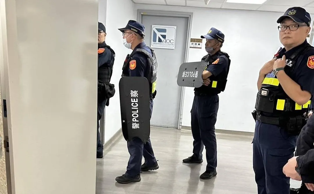 桃園機場下午發生持刀狹持案大批警力到場。（圖／翻攝畫面）