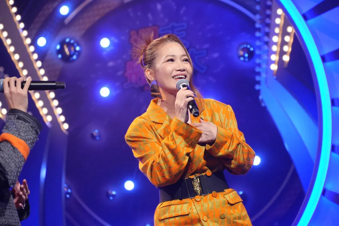 黃妃演唱〈追追追〉。（圖／華視提供）