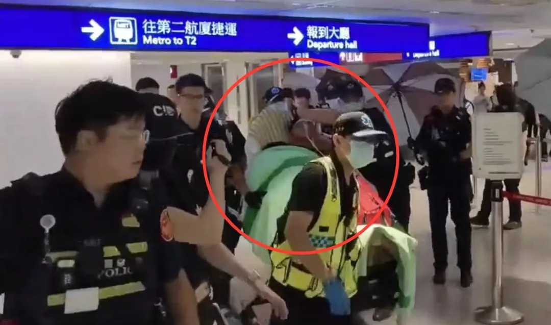 男子闖桃園機場挾持人質遭警方逮捕。（圖／翻攝畫面）