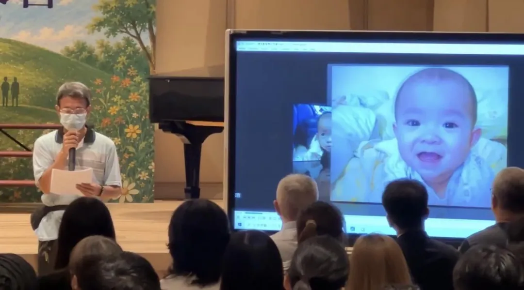 楊承勳爸爸致詞一旁播放他從小到大照片。（圖／塗豐駿攝）
