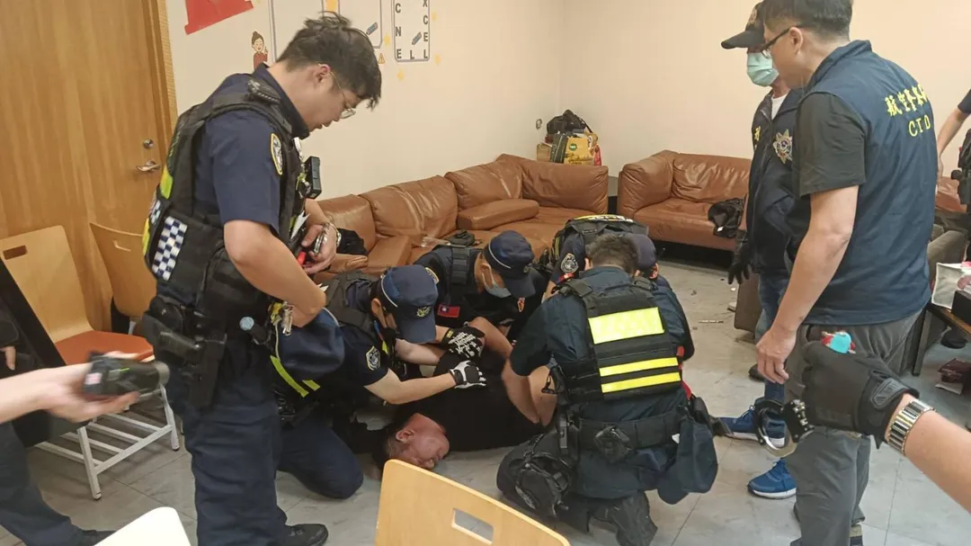 桃園國際機場第一航廈12日下午驚傳持刀挾持案。（圖／航警局提供）