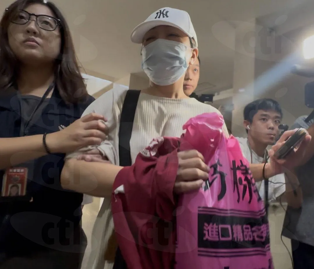 涉犯殺人未遂的易姓女槍手,13日上午遭上銬移送台北地檢署。(圖/陳奕廷攝)