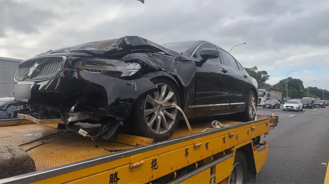 楊男開Volvo S90啟動輔助駕駛,於國道1號苗栗段撞緩撞車。(圖/中天新聞)
