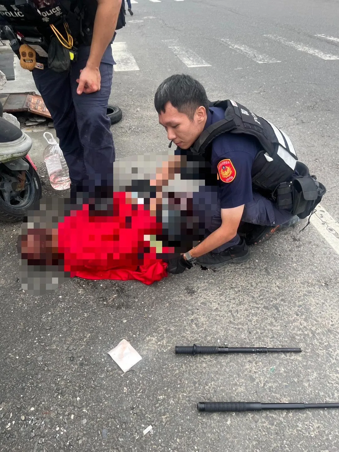 員警開槍制伏,行凶男子下腹部及大腿處中彈當場倒地。(圖/中天新聞)