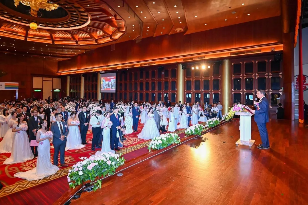 卓榮泰為中華電信集團結婚證婚。(圖/行政院)