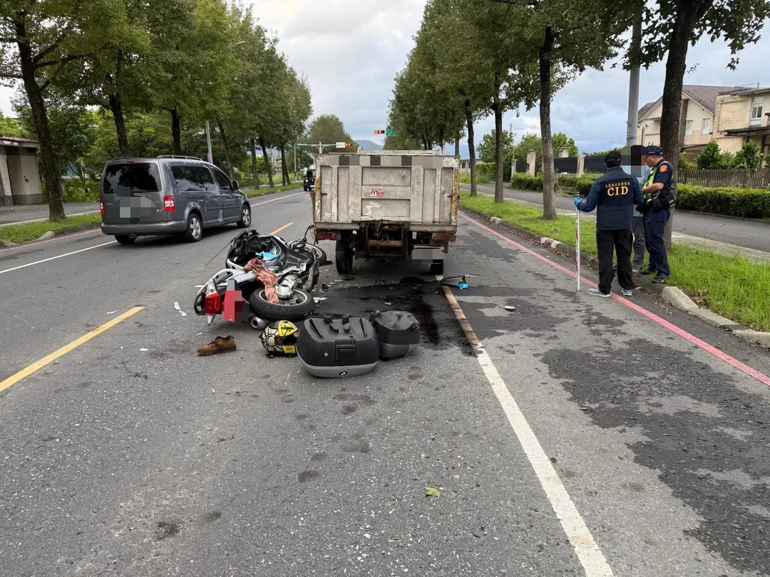 車禍現場散落安全帽與包包,警方到場採證。(圖/警方提供)