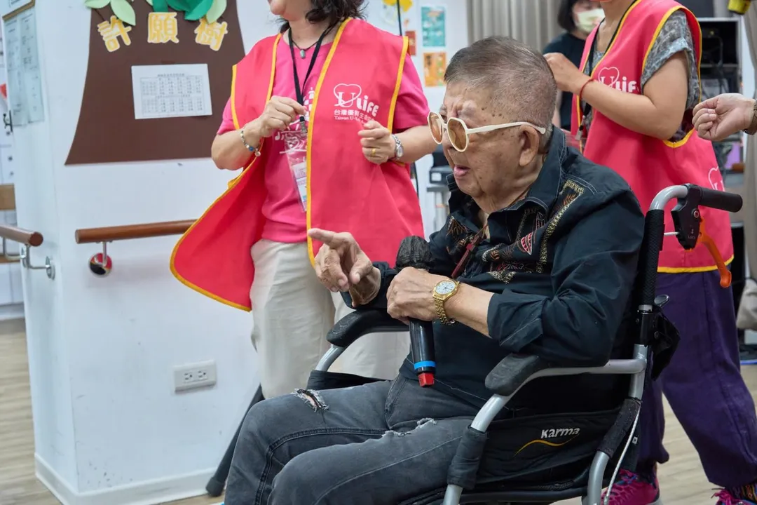 林松義近年以輪椅代步。（圖／翻攝自台灣優質生命協會臉書）