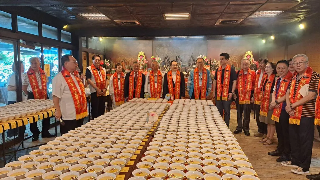 陽明山姜太公道場13日舉行姜太公暨北斗星君祝壽大典及七星燈大法會,吸引海內外信眾前來參拜祈福,現場香火鼎盛。(圖/陽明山姜太公道場提供。)
