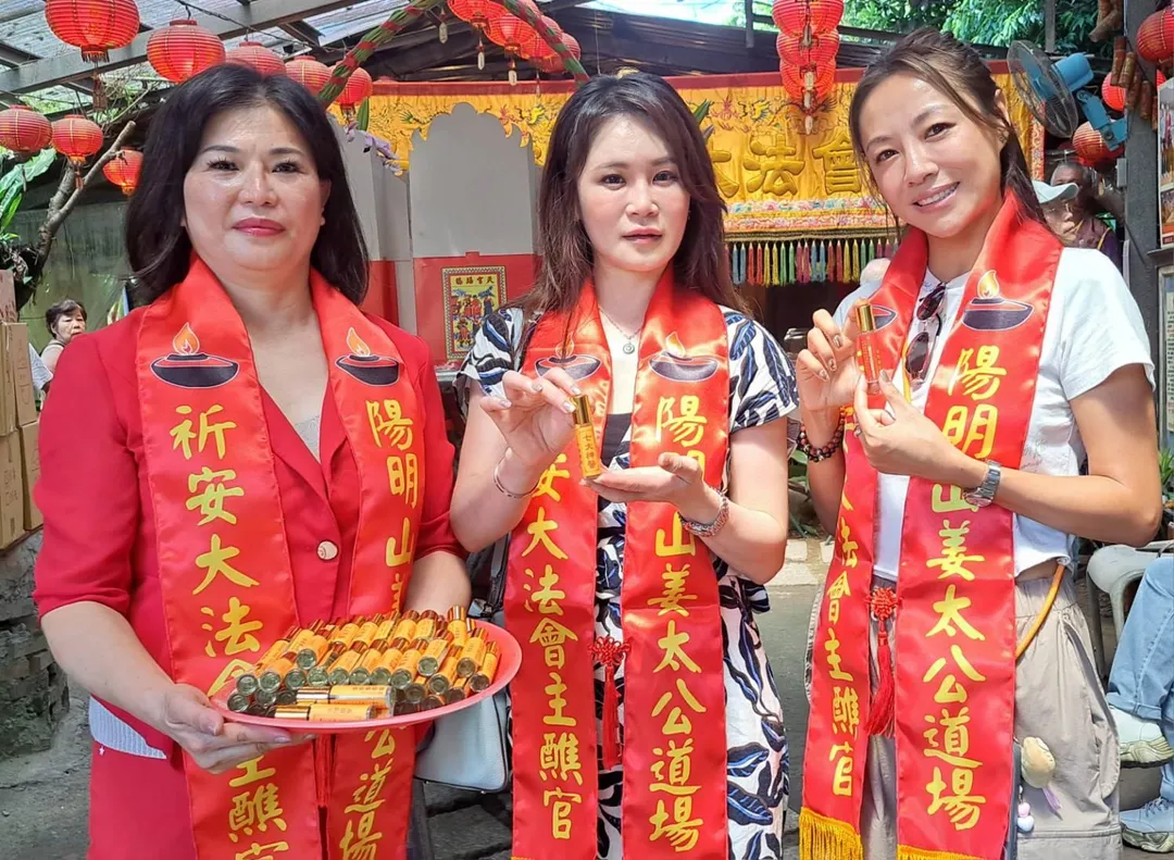 首波規劃推出「五路財神牛樟精油」及「七大神醫牛樟精油」兩款宗教文化結緣品,相關結緣所得將支持大道場後續建設。(圖/陽明山姜太公道場提供。)