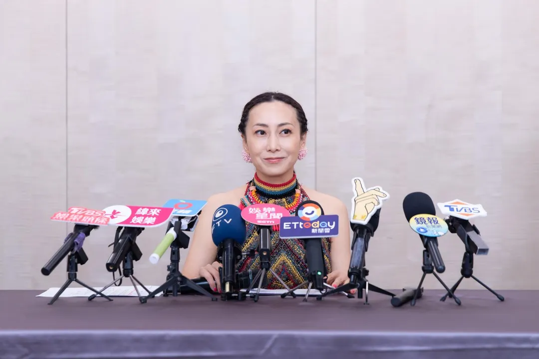 一青窈宣布12月將來台北開唱，承諾會努力練習中文歌曲。（圖 / COME ON JKSSP）