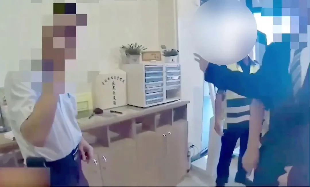 大安分局員警趕抵懷愛館調解雙方衝突。（圖／警方提供）