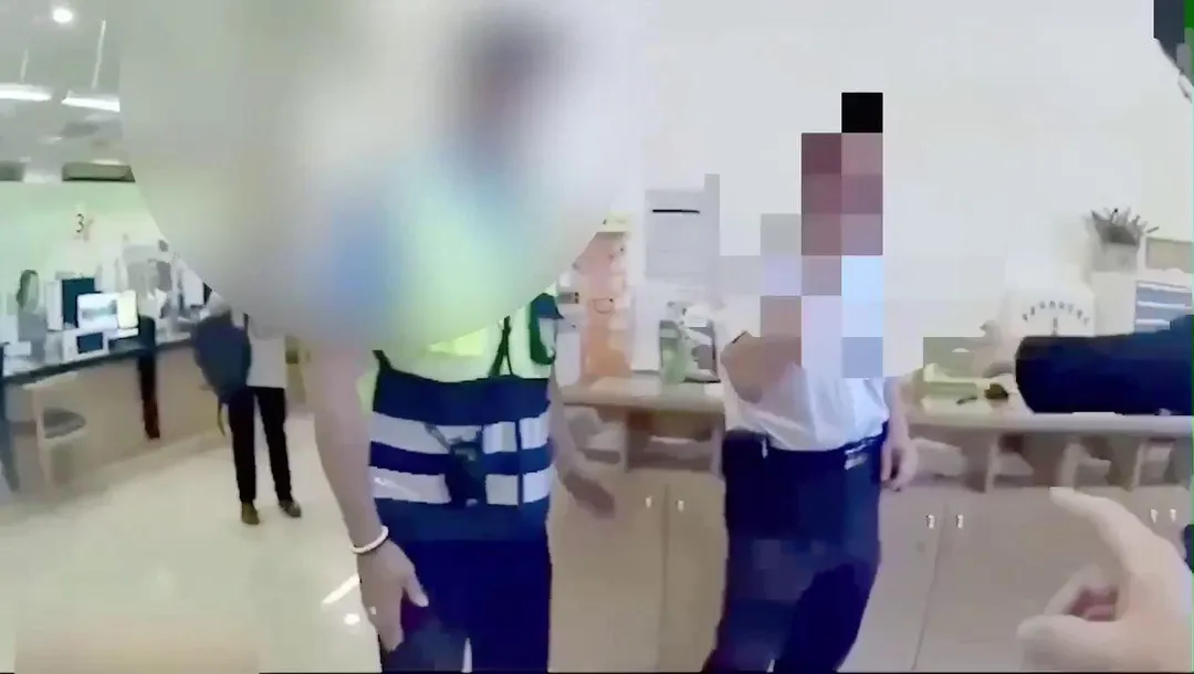 李男與丁男在懷愛館因抽號碼牌起口角。（圖／警方提供）