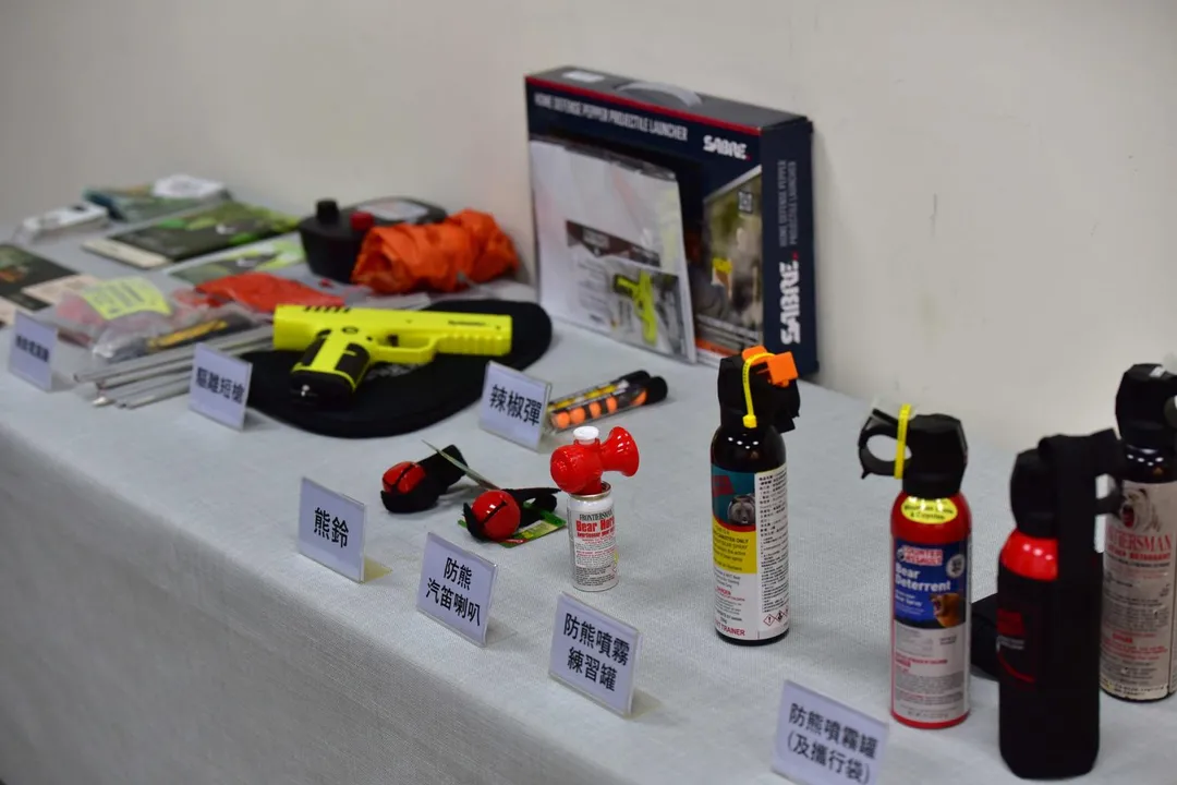 防熊工具箱內含熊鈴、防熊噴霧與防熊喇叭,辣椒彈或橡膠彈驅離槍以及電踏板等物品。(圖/林保署提供)
