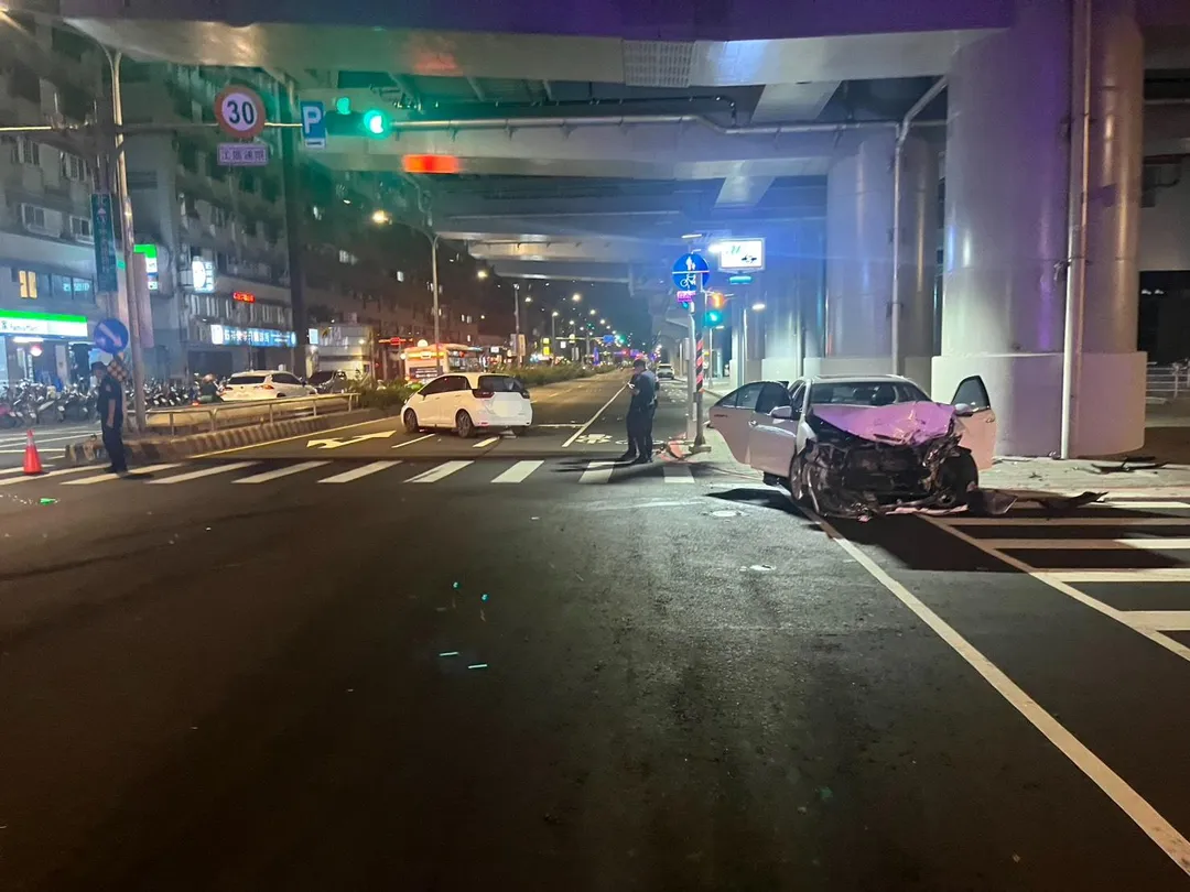 新北市土城區中央路四段74號於昨(13)日晚間10點多發生對撞車禍。(圖/警方提供)