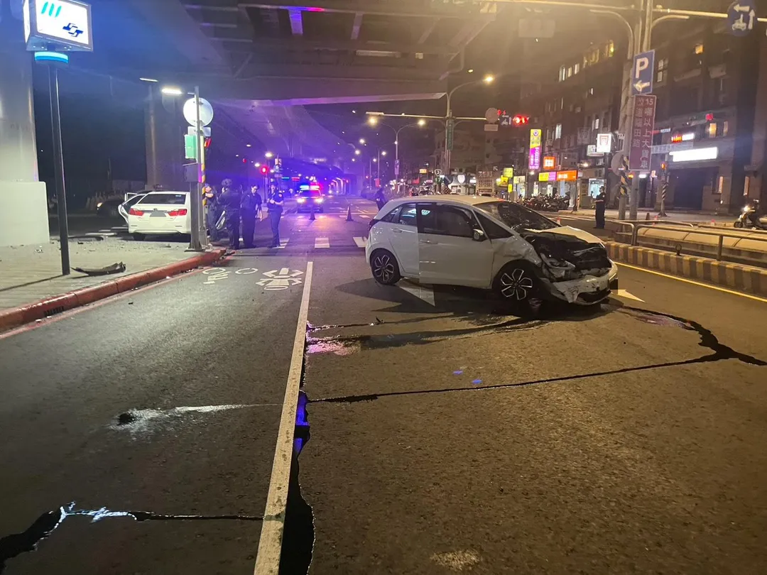 這起事故造成陳姓男子左小腿骨折,林姓男子則有肋骨及胸部挫傷,全案已由新北市政府警察局土城分局依交通事故相關規定處置。(圖/警方提供)